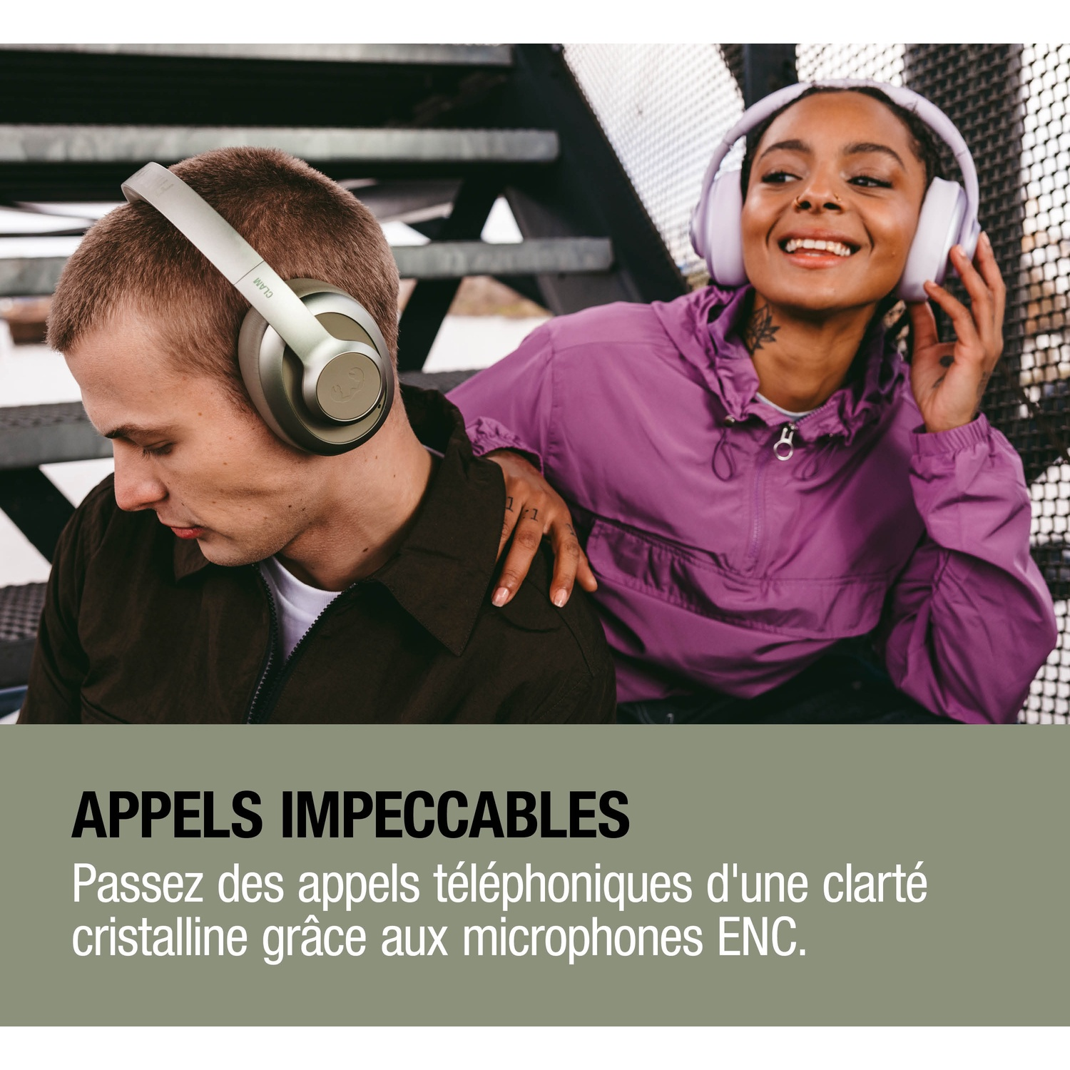 Homme avec casque gris, femme avec casque violet souriant.