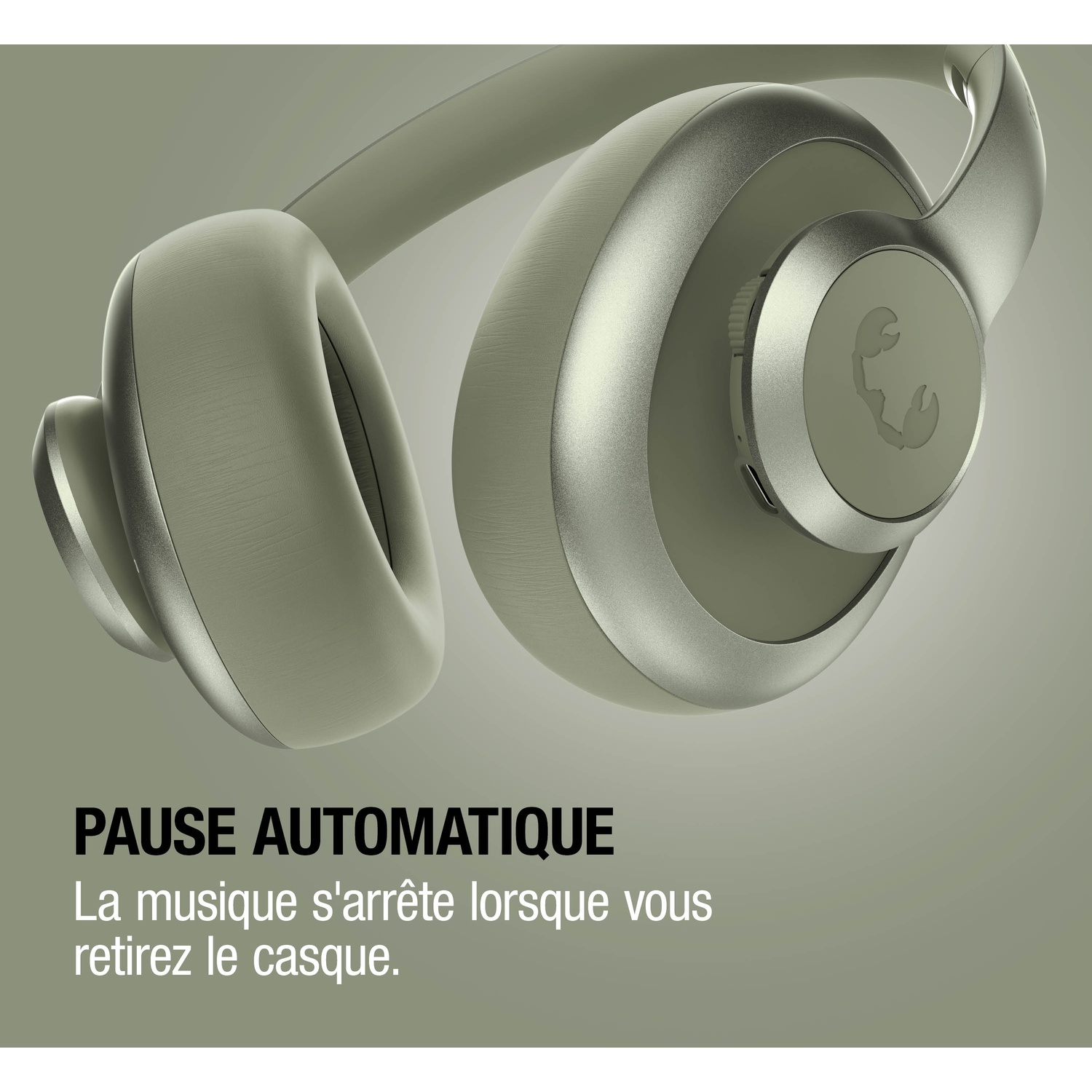 Gros plan sur un casque beige avec un logo scorpion stylisé.