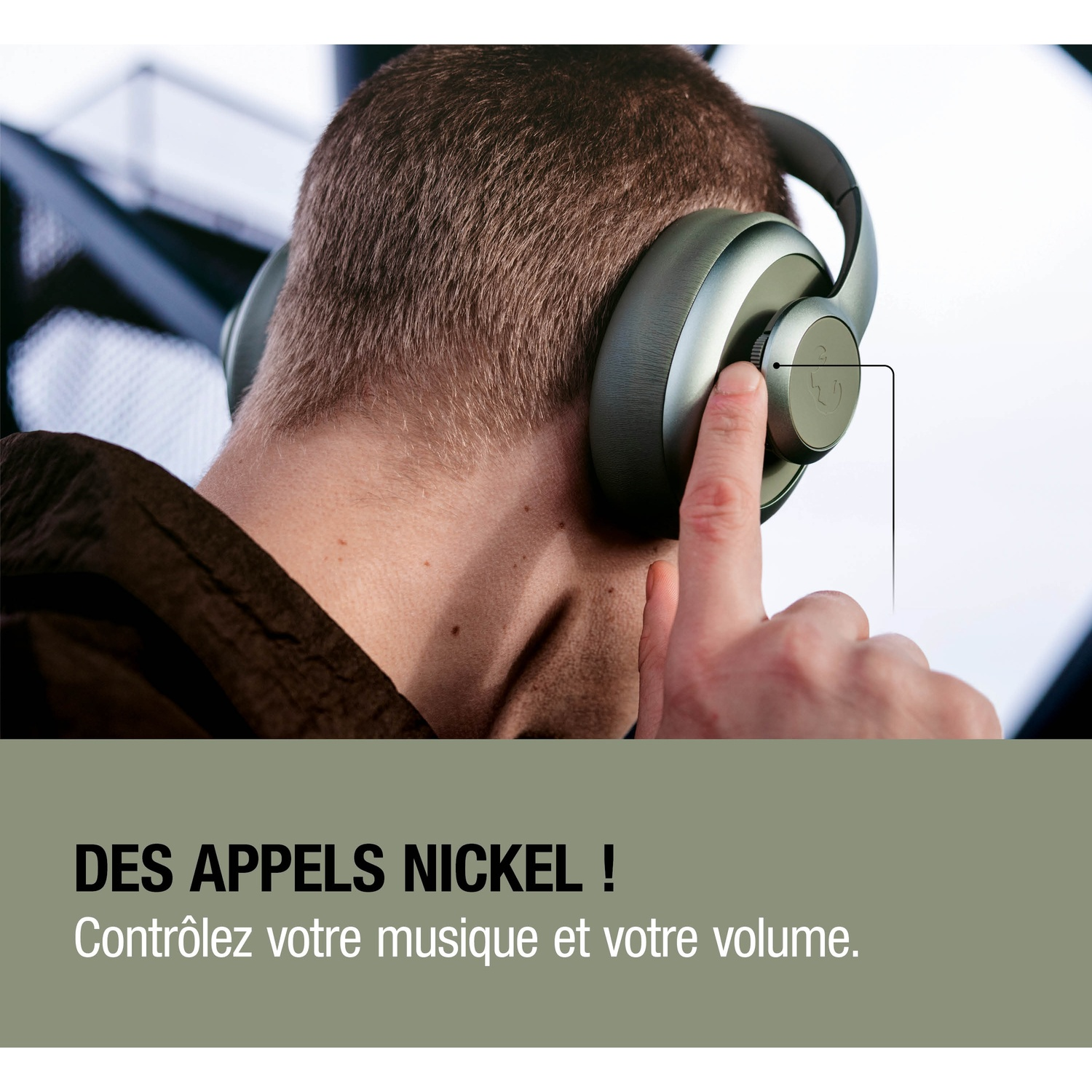 Gros plan d'un homme portant un casque, actionnant la molette de volume.