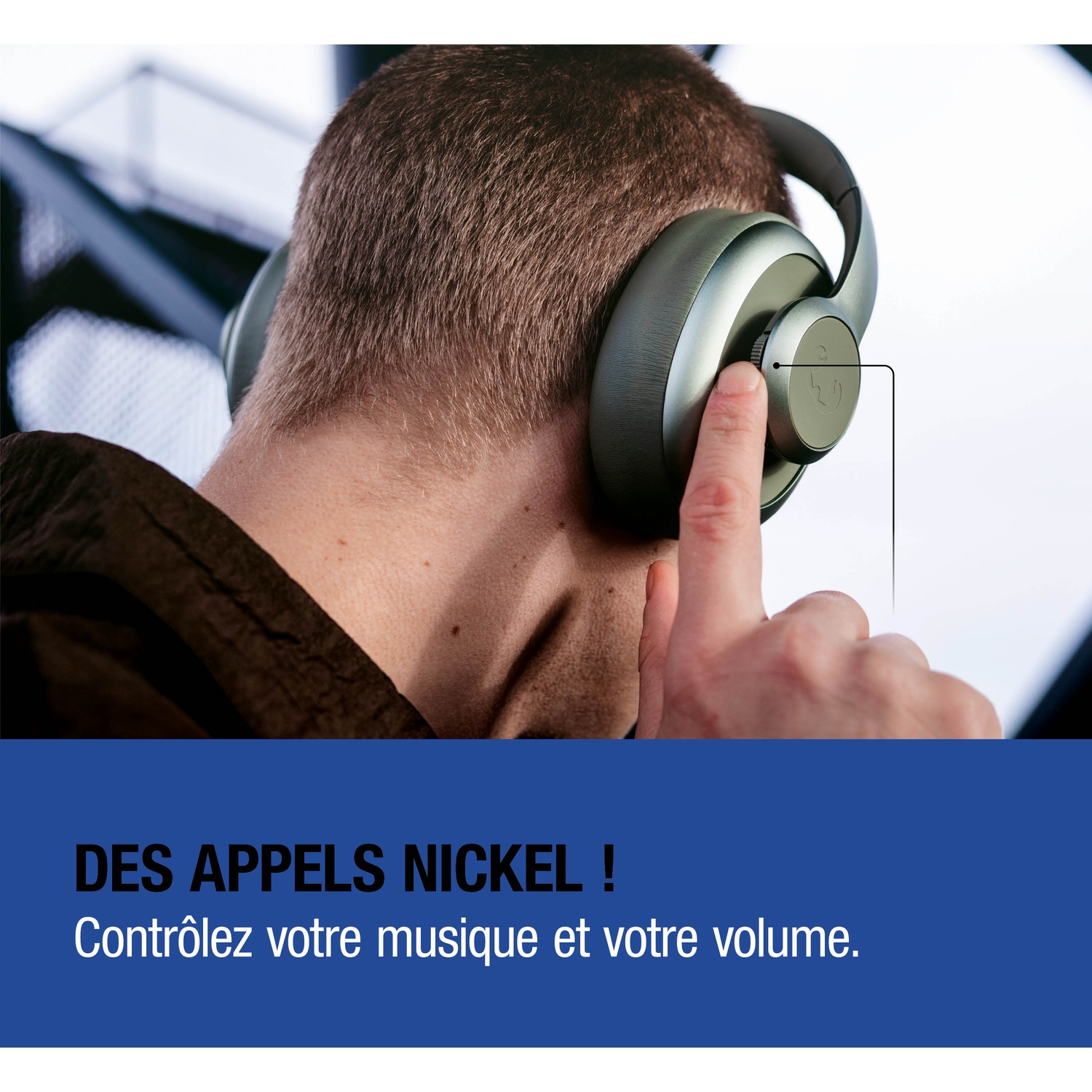 Homme portant un casque ajuste le volume. Boîte de texte bleue en bas.