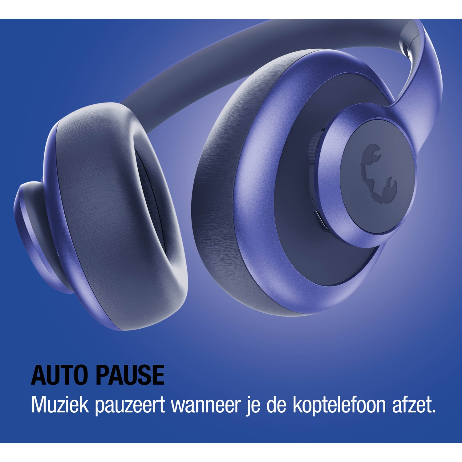 Blauwe koptelefoon met schorpioenlogo op blauwe achtergrond.