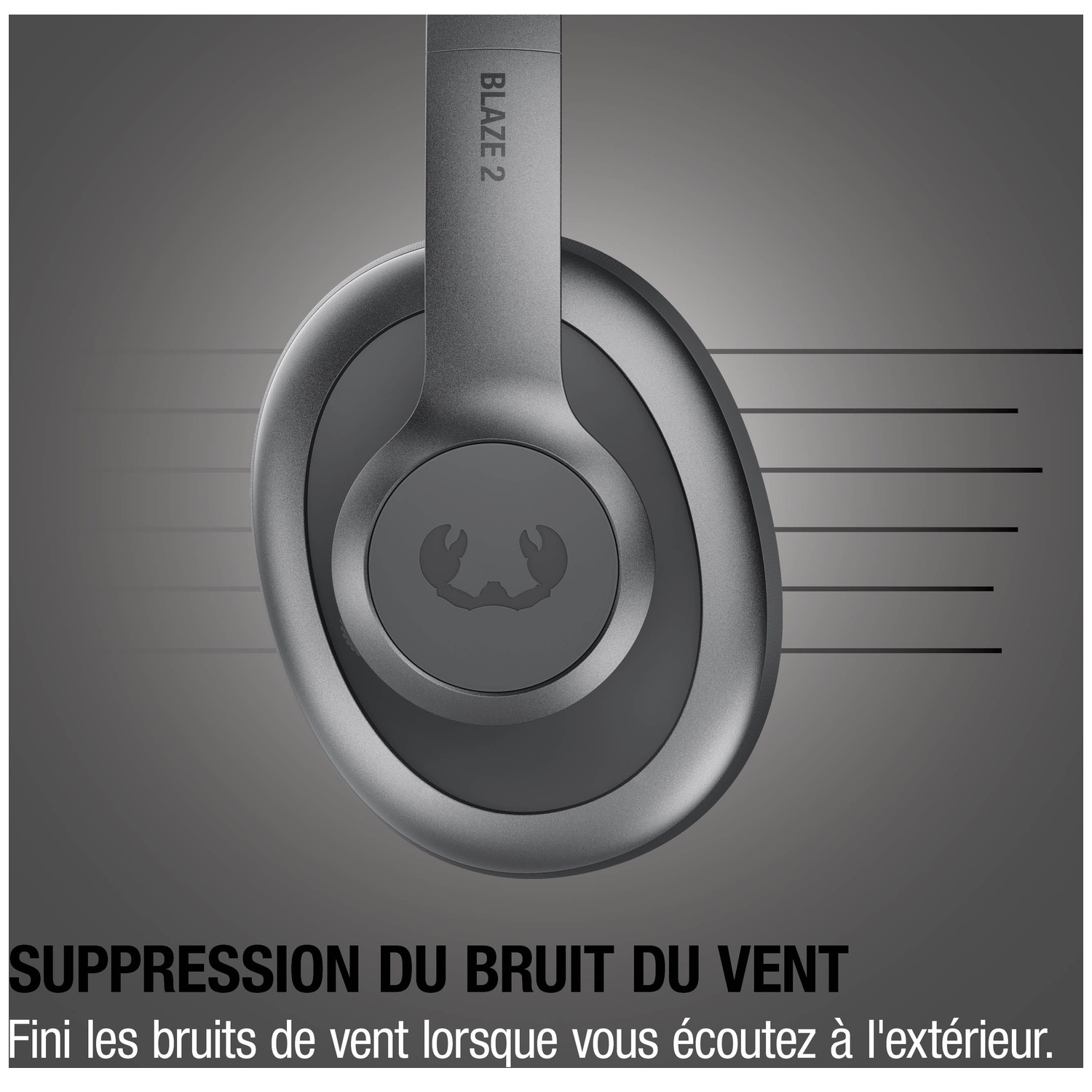 Casque gris avec un logo stylisé.