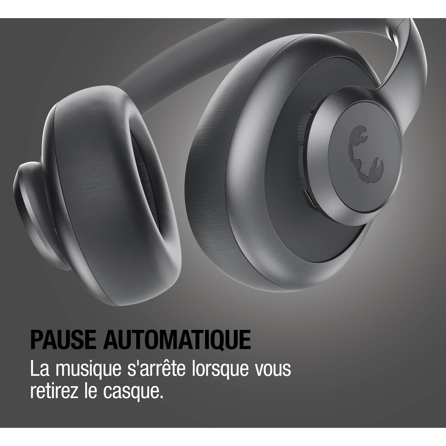 Casque gris foncé avec logo sur l'oreillette, texte en bas.