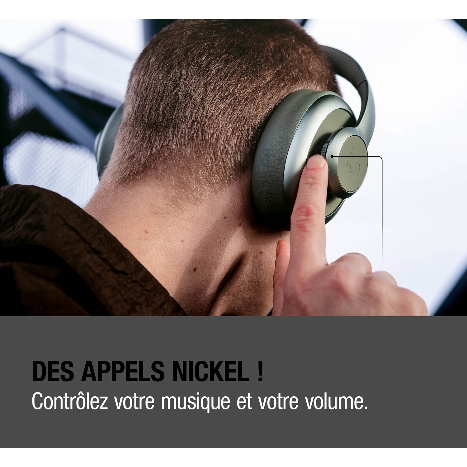 Homme portant un casque, ajustant le contrôle du volume.