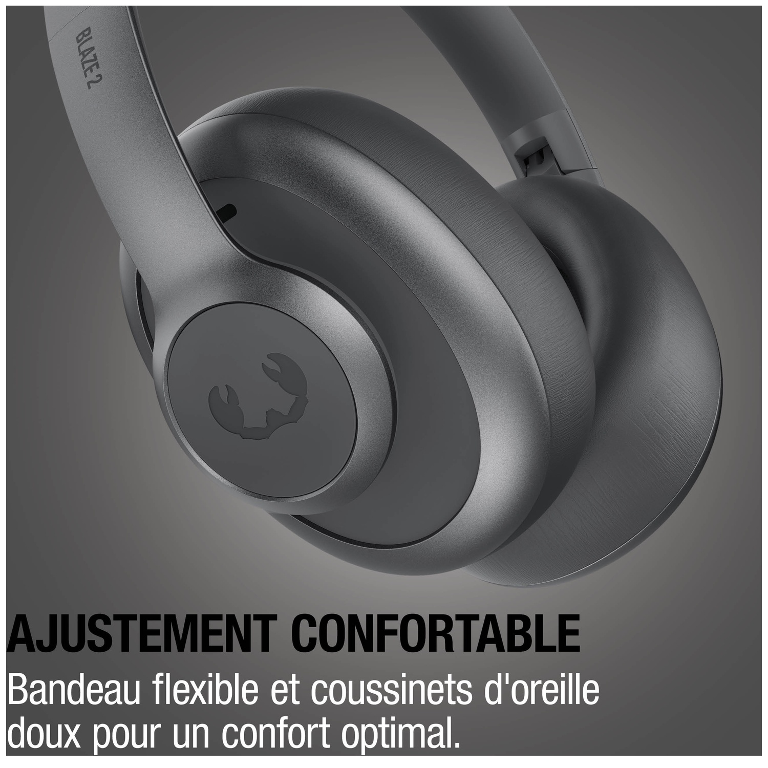 Casque gris foncé avec "Blaze 2" et logo. Ajustement confortable.