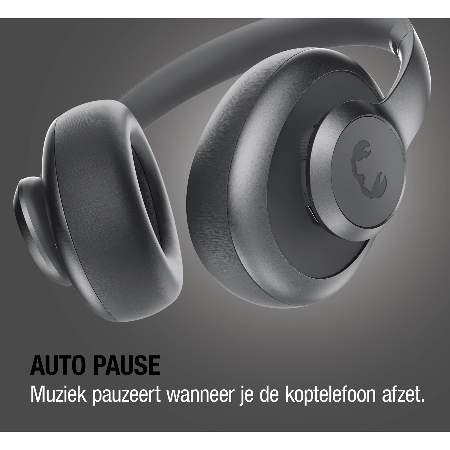 Zwarte koptelefoon met een schorpioenlogo op de rechter oorschelp.