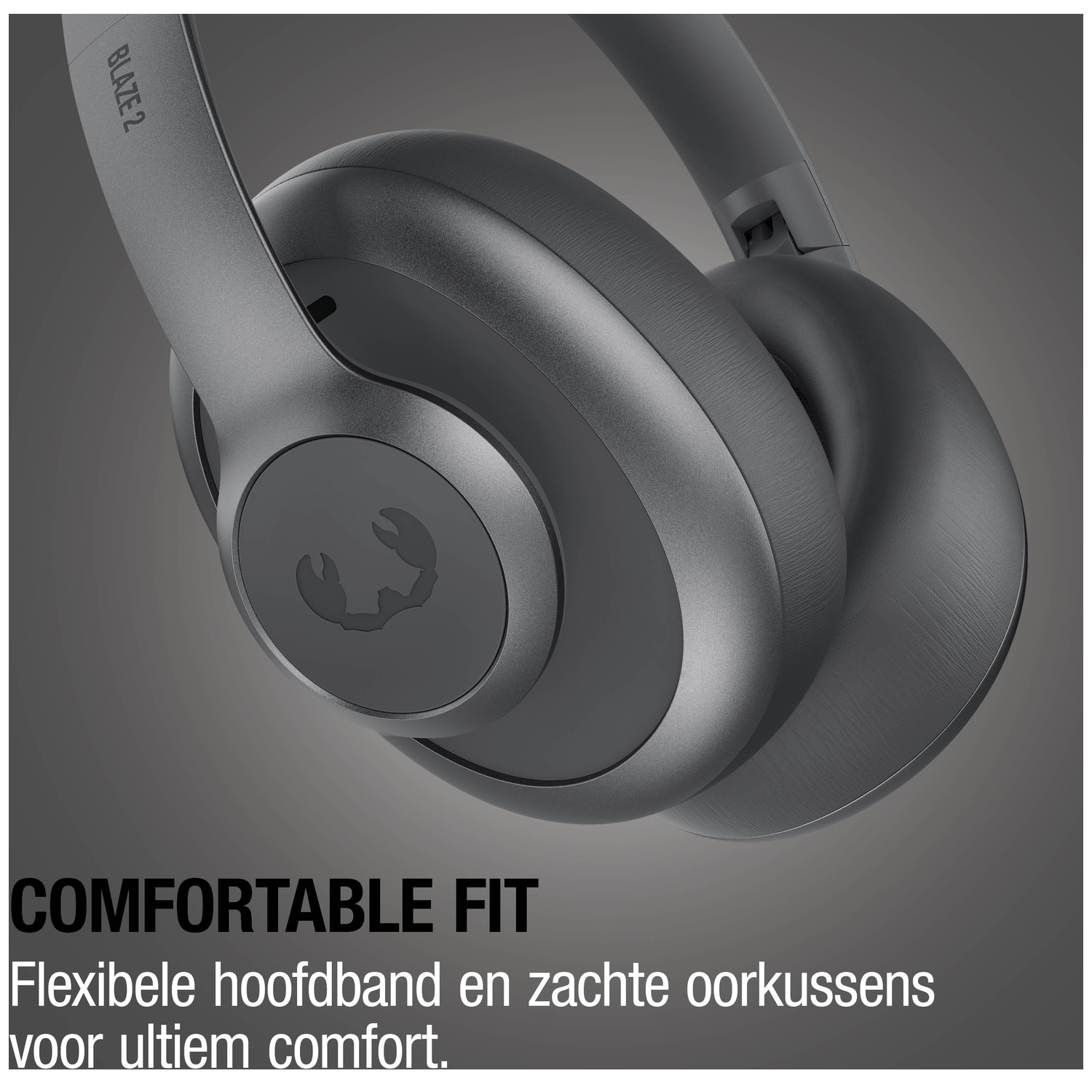 Zwarte koptelefoon met logo en tekst "COMFORTABLE FIT".