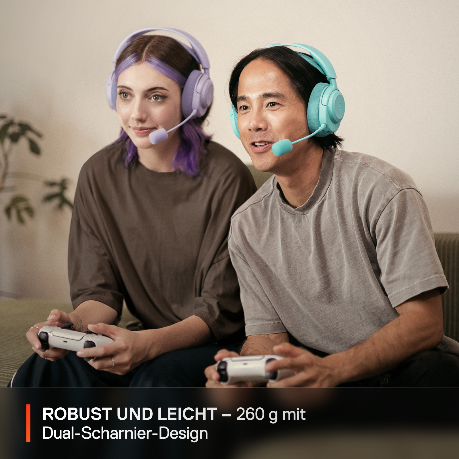 Zwei Personen mit Headsets spielen Videospiele. Eine Frau mit lila Haar und ein Mann mit türkisfarbenem Headset.