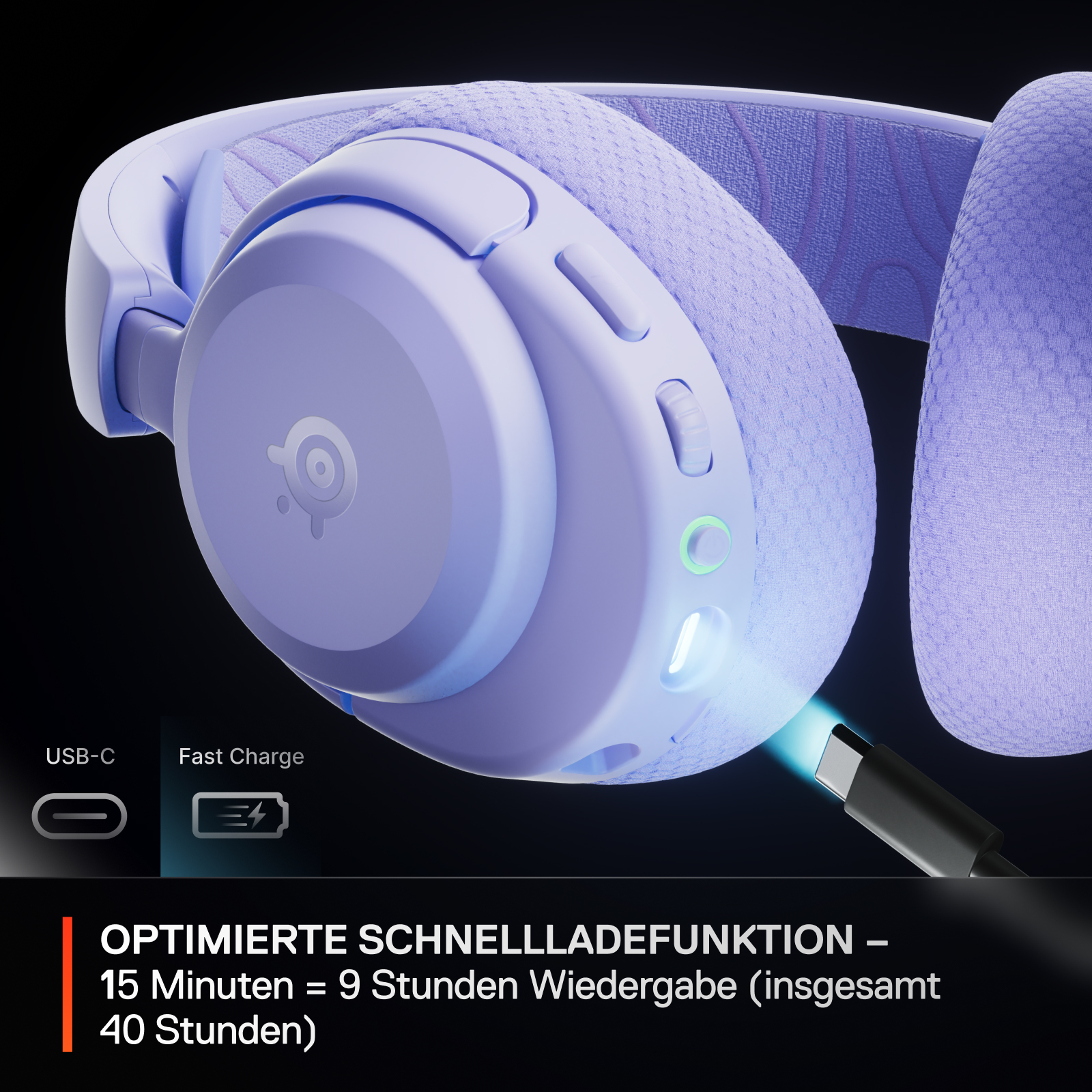 Lila Kopfhörer werden per USB-C schnell geladen. Text: 15 Min Ladezeit = 9 Std Wiedergabe.