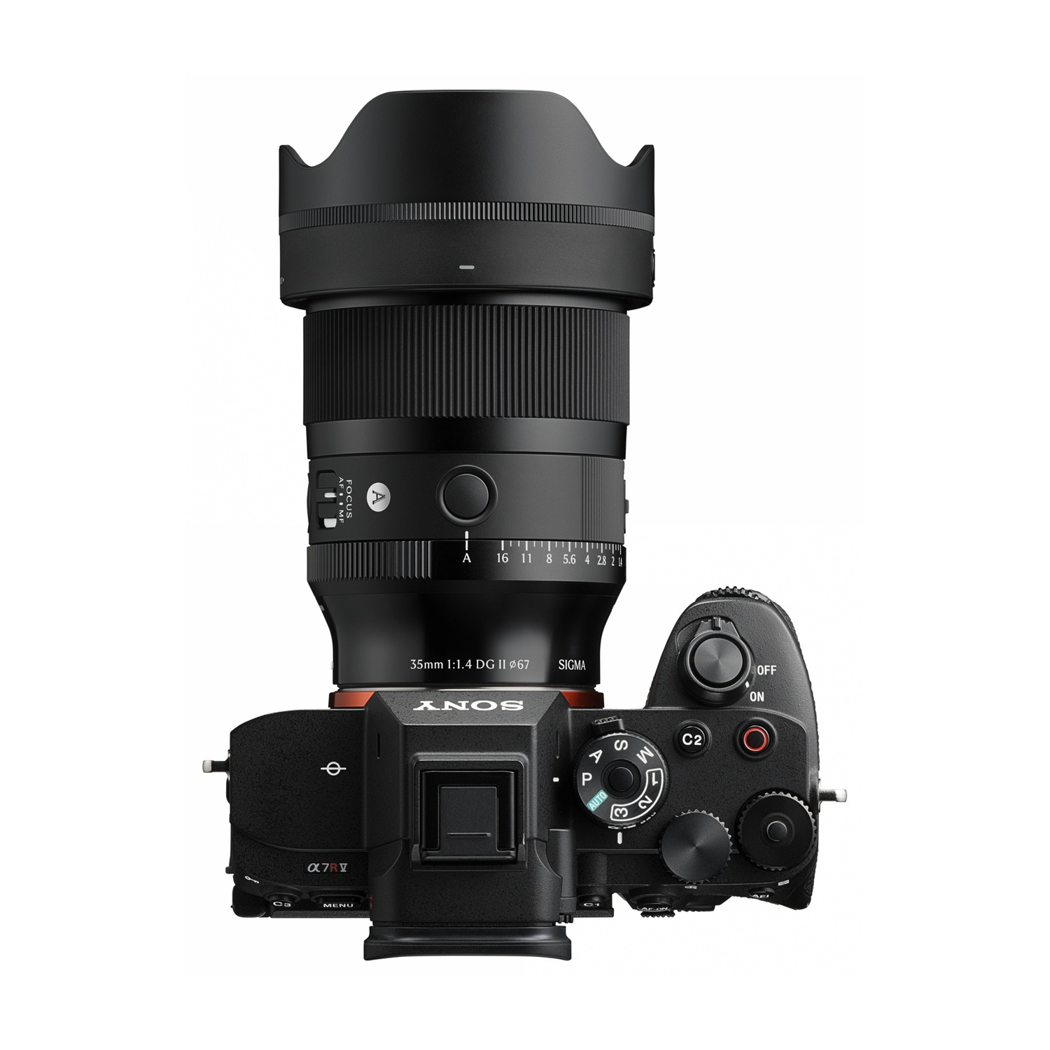 Una fotocamera Sony Alpha 7R IV nera con obiettivo Sigma 35mm 1.4 DG DN.
