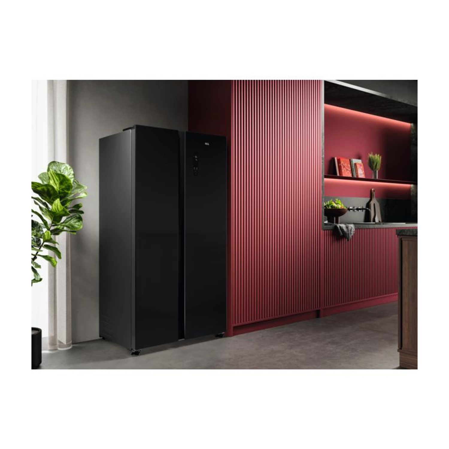 Frigorifero nero side-by-side in cucina moderna con mobili rossi.