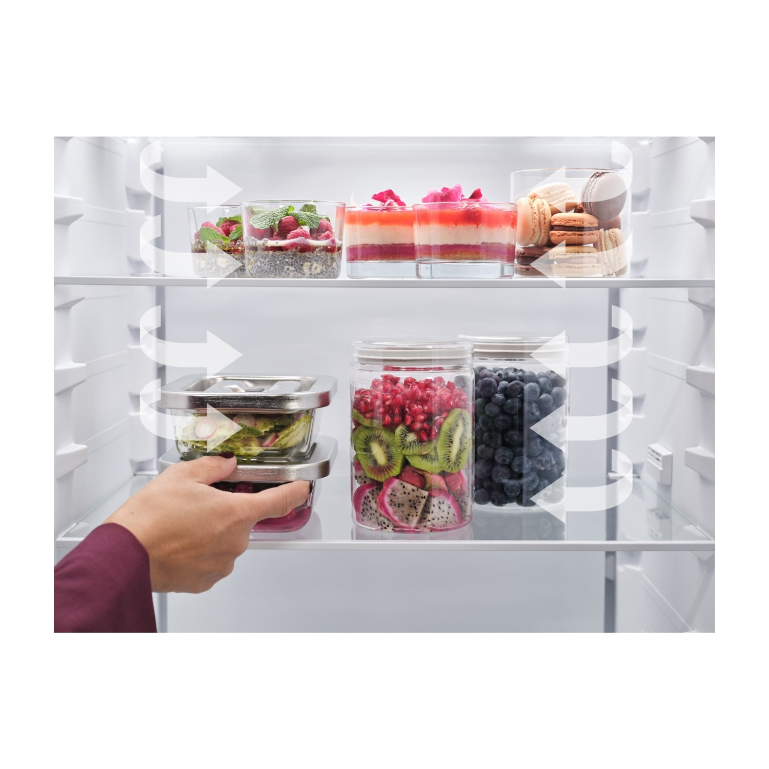 Una mensola del frigorifero con diversi contenitori pieni di frutta e dolci.