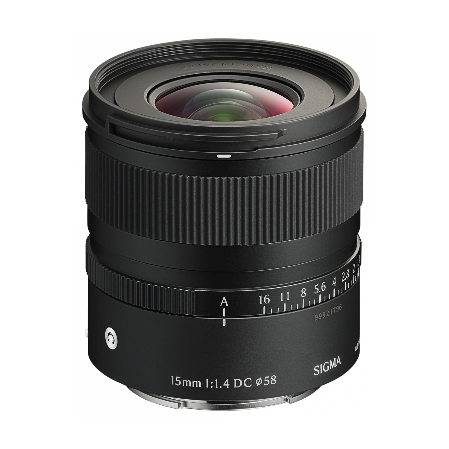 Un obiettivo Sigma nero 15mm 1:1,4 con ghiera dei diaframmi e numero di serie su sfondo bianco.