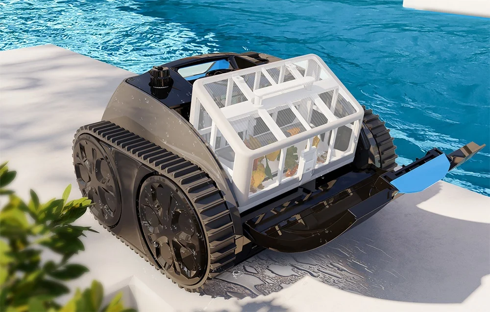Egy fekete lánctalpas medence robot levelekkel teli átlátszó szűrőkosárral a medence szélén.