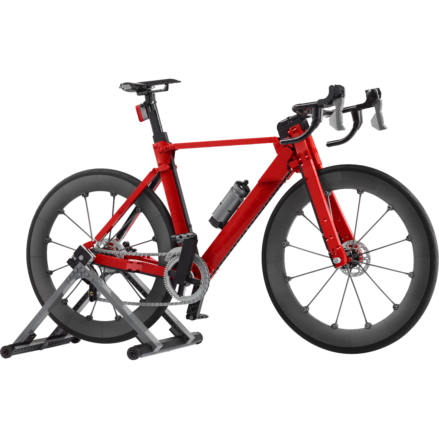 Een rode Lego racefiets op een zilveren standaard, met zwarte wielen en bidonhouder.