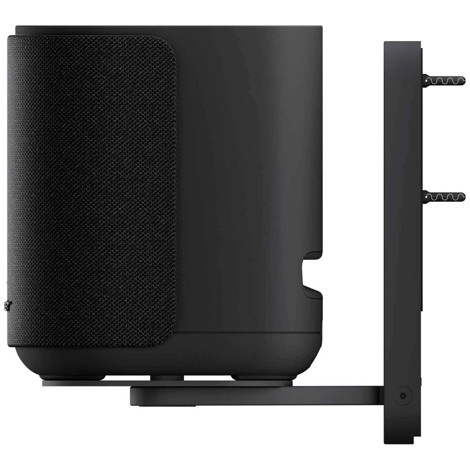 Enceinte noire avec grille en tissu fixée à un support mural.