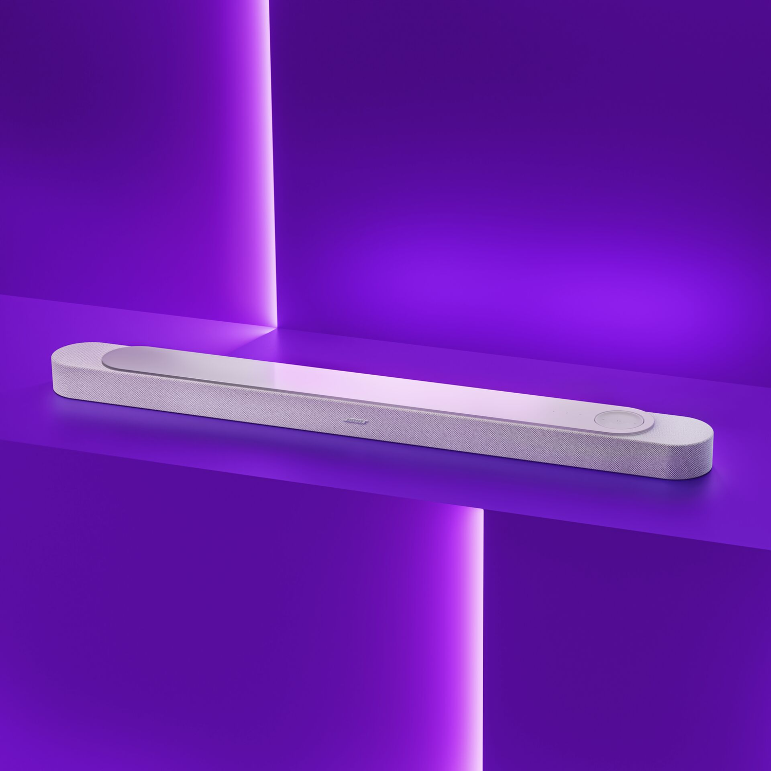 Une barre de son blanche repose sur une plateforme violette avec un éclairage violet.