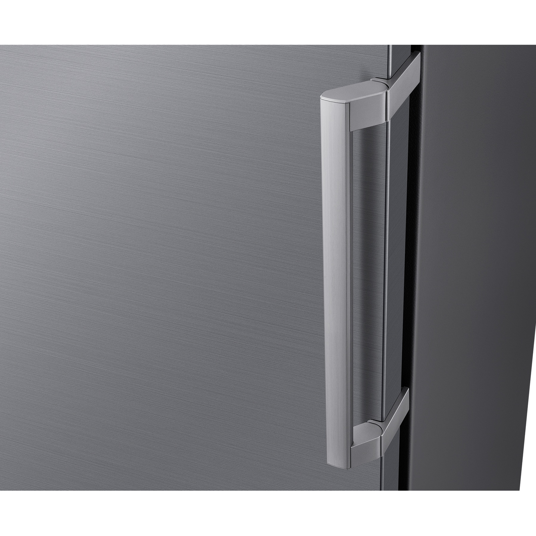 Un tirador de refrigerador gris con acabado de metal cepillado contra una puerta oscura.