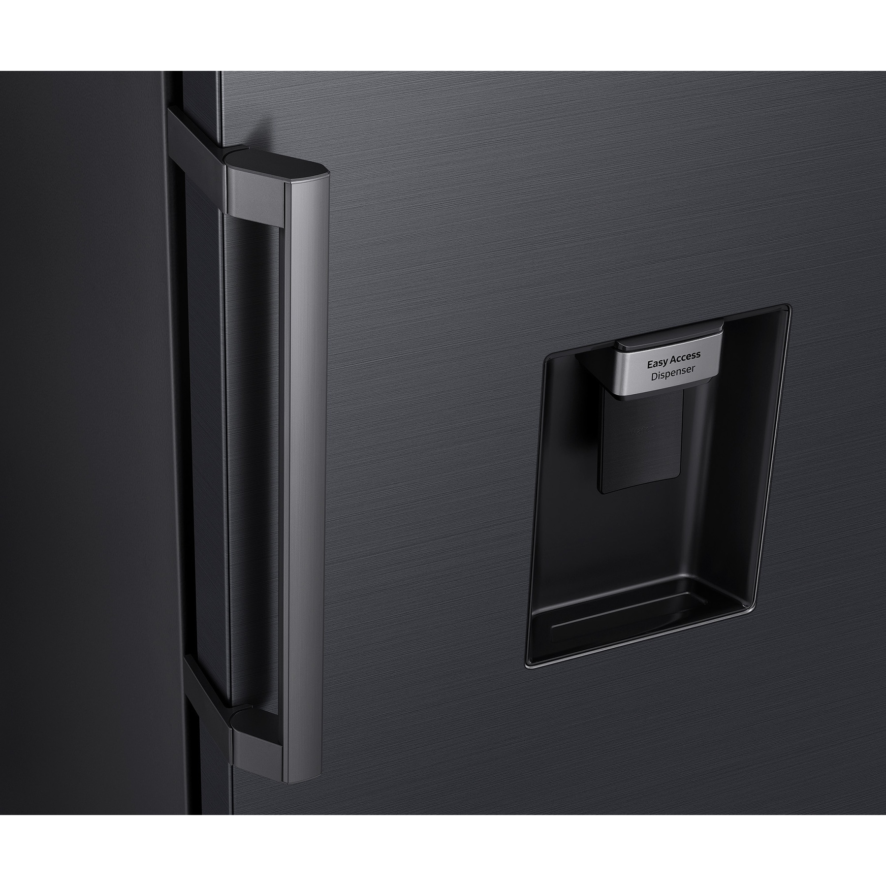 Refrigerador negro con asa plateada y dispensador de agua.