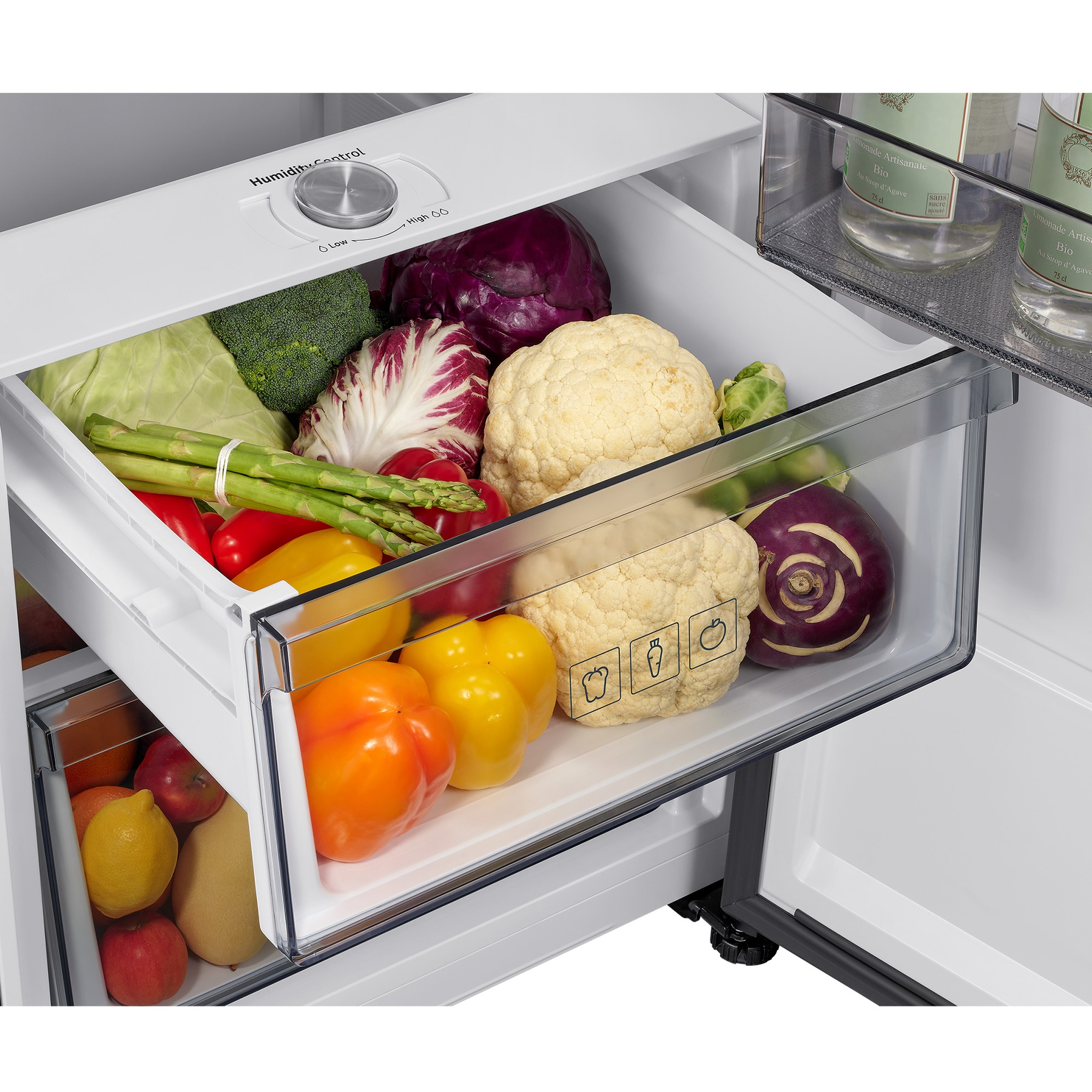 Cajón de refrigerador lleno de varias verduras y frutas.