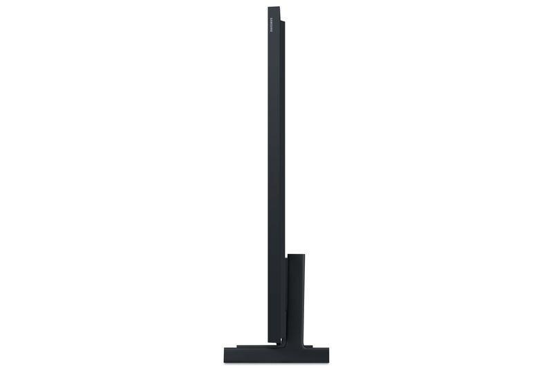 Ein schwarzer Samsung Fernseher mit schmalem Rahmen steht auf einem schwarzen Sockel.