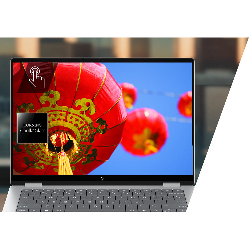 Laptop wyświetla czerwone chińskie lampiony na tle niebieskiego nieba.