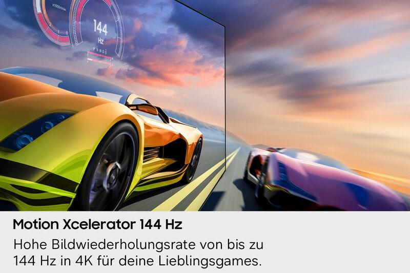 Zwei Rennwagen auf einer Straße, ein gelber und ein pinker, mit einem Bildschirm im Hintergrund.