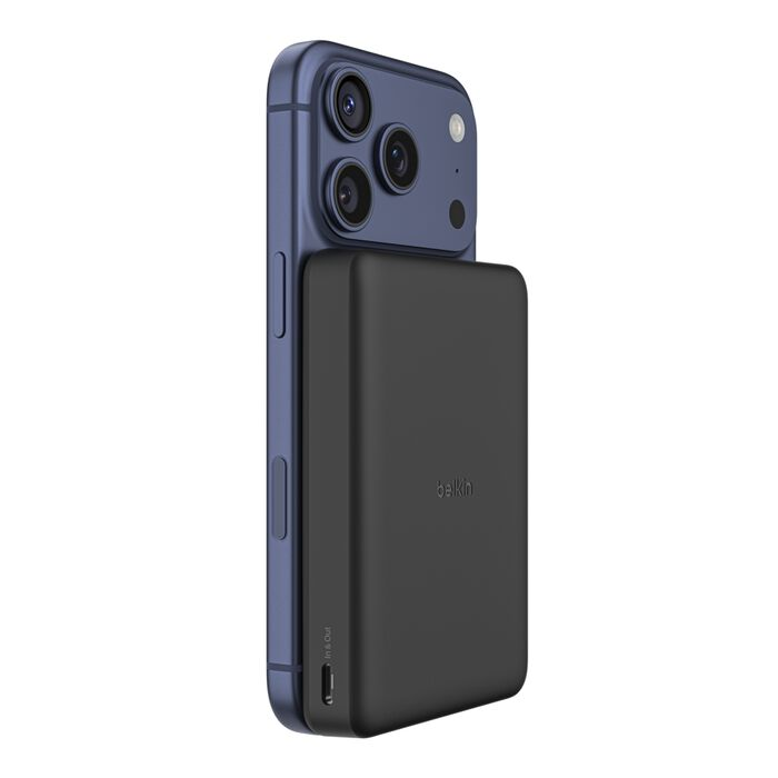 Una batería azul para iPhone está acoplada a la parte trasera de un iPhone.