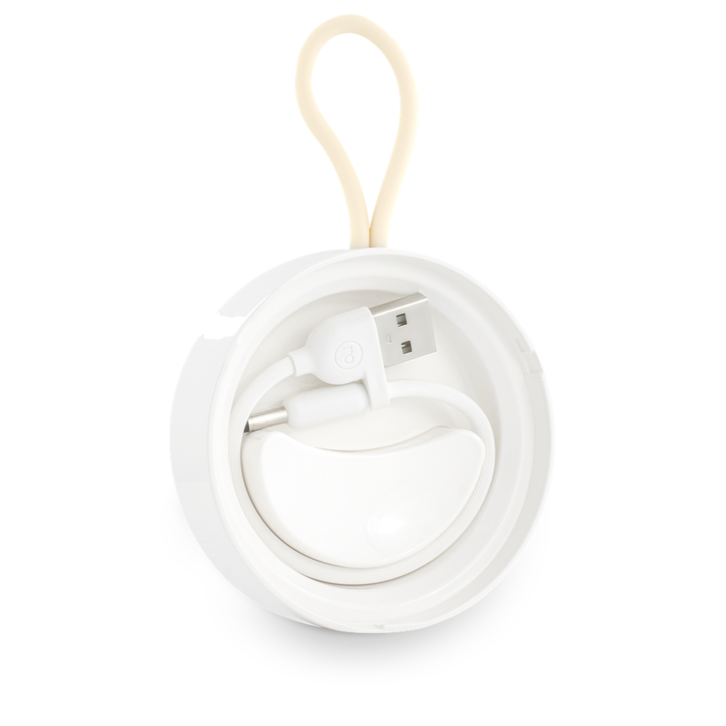 Carrete blanco para cable de carga con conector USB y asa sobre fondo blanco.