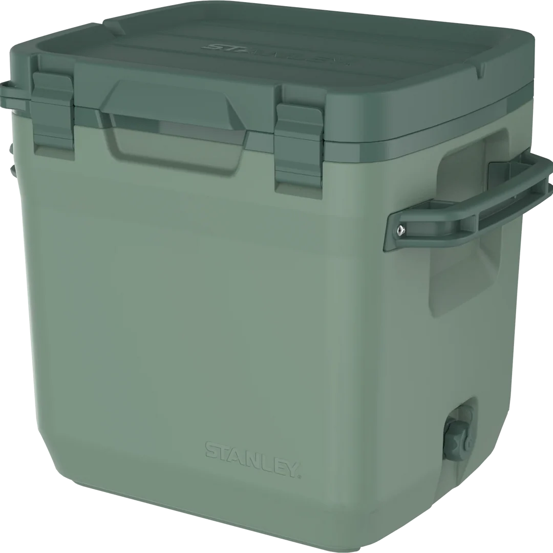 Gri kapaklı ve kulplu yeşil Stanley soğutucu, siyah arka plan üzerinde.