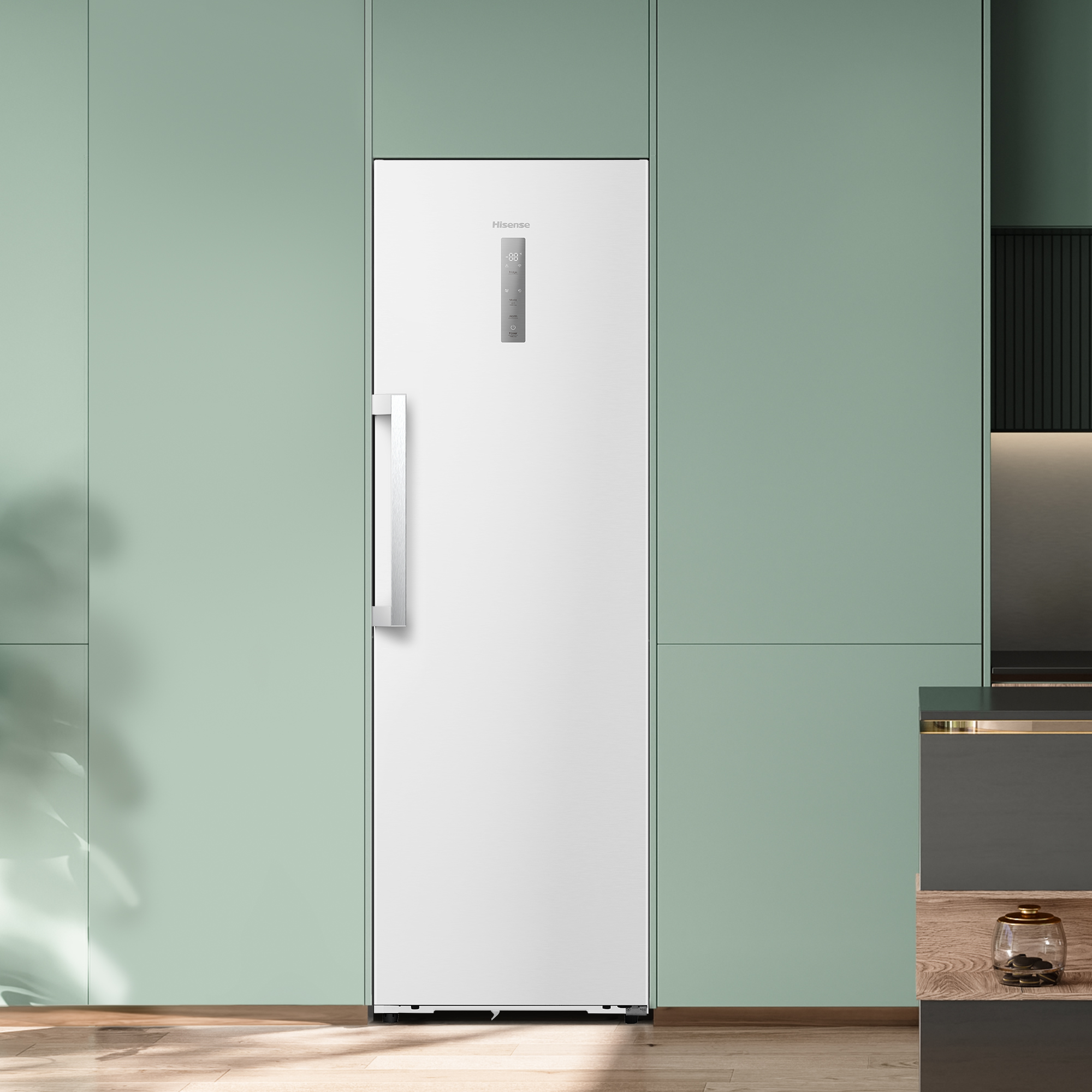 Un refrigerador blanco moderno en una cocina verde con suelo de madera.