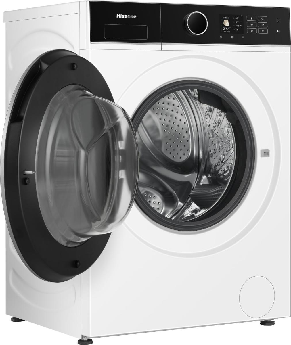 Eine weiße Hisense-Waschmaschine mit offener Tür, die die Trommel zeigt.