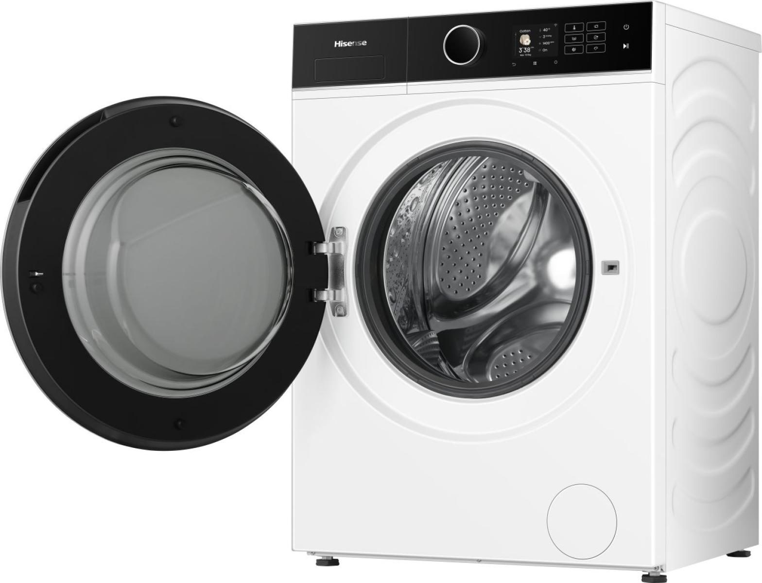 Eine weiße Hisense-Waschmaschine mit offener Tür, die die Trommel zeigt.