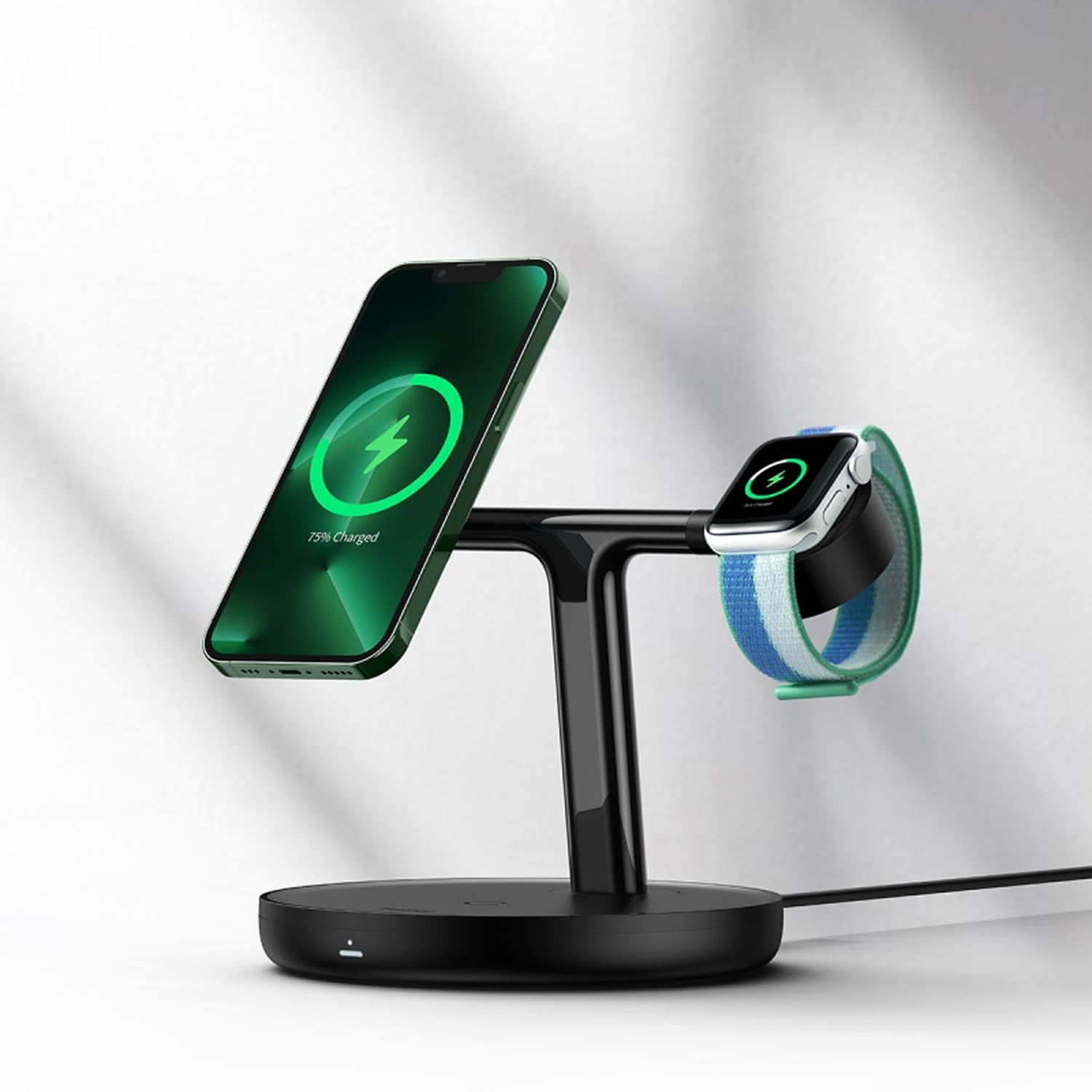 Un soporte de carga negro con un iPhone y un Apple Watch.