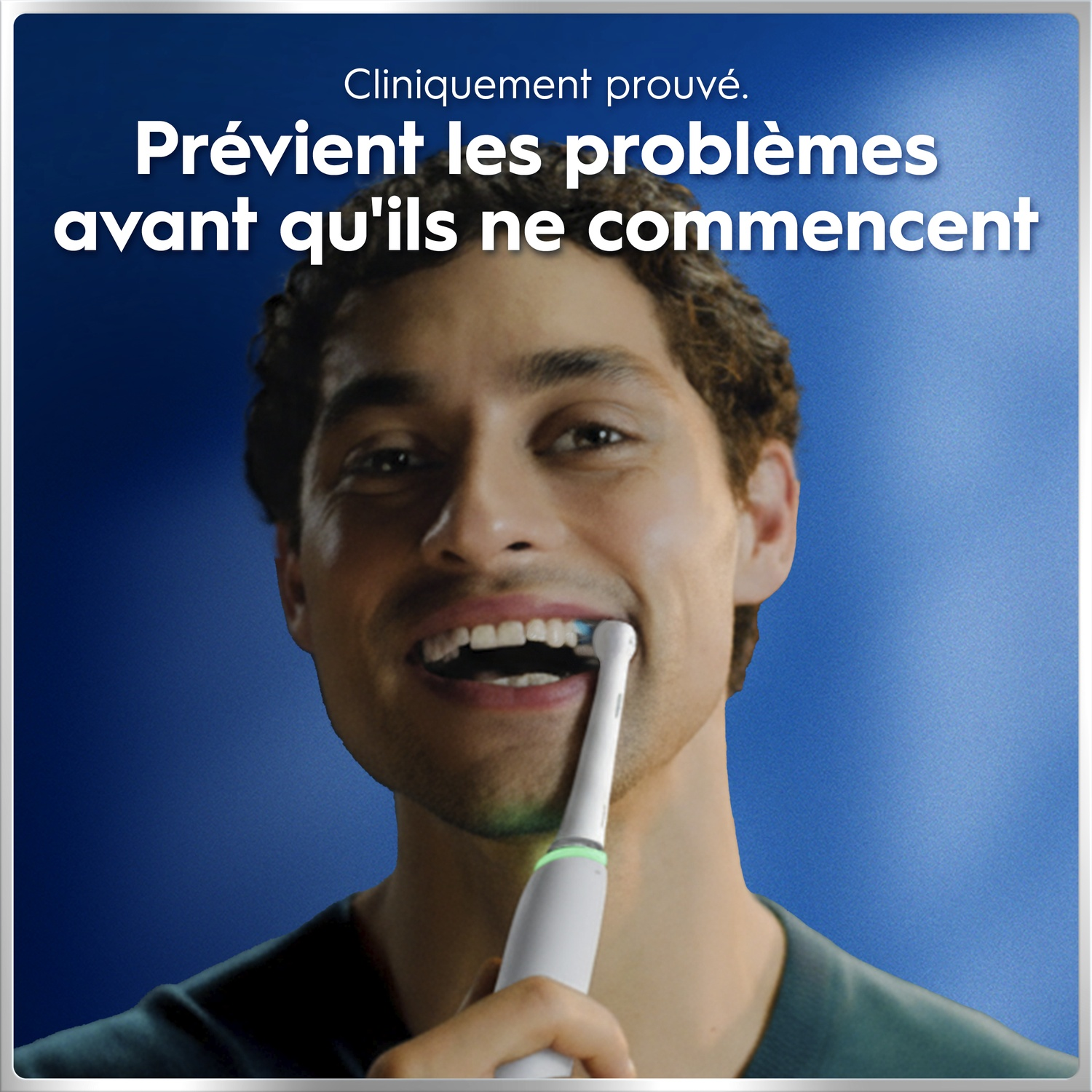 Homme se brossant les dents avec brosse électrique, gros plan.