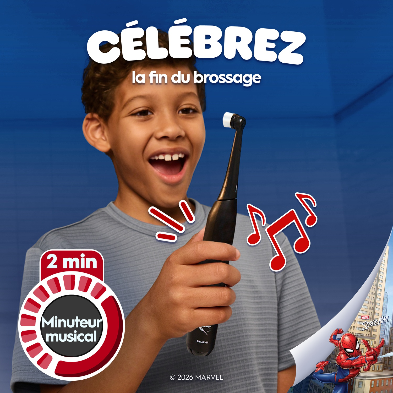 Un garçon sourit tenant une brosse à dents électrique noire avec des notes de musique. Texte : 'Célébrez la fin du brossage'.