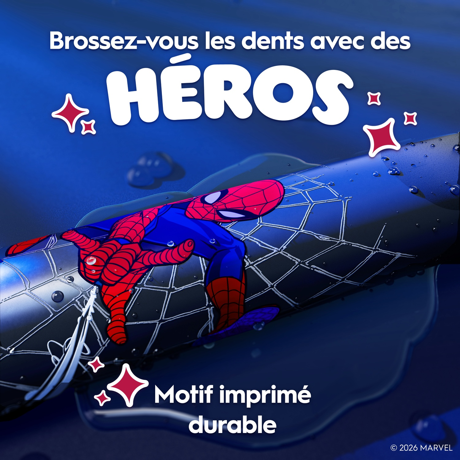 Brosse à dents avec motif Spiderman sur fond bleu avec gouttes d'eau.