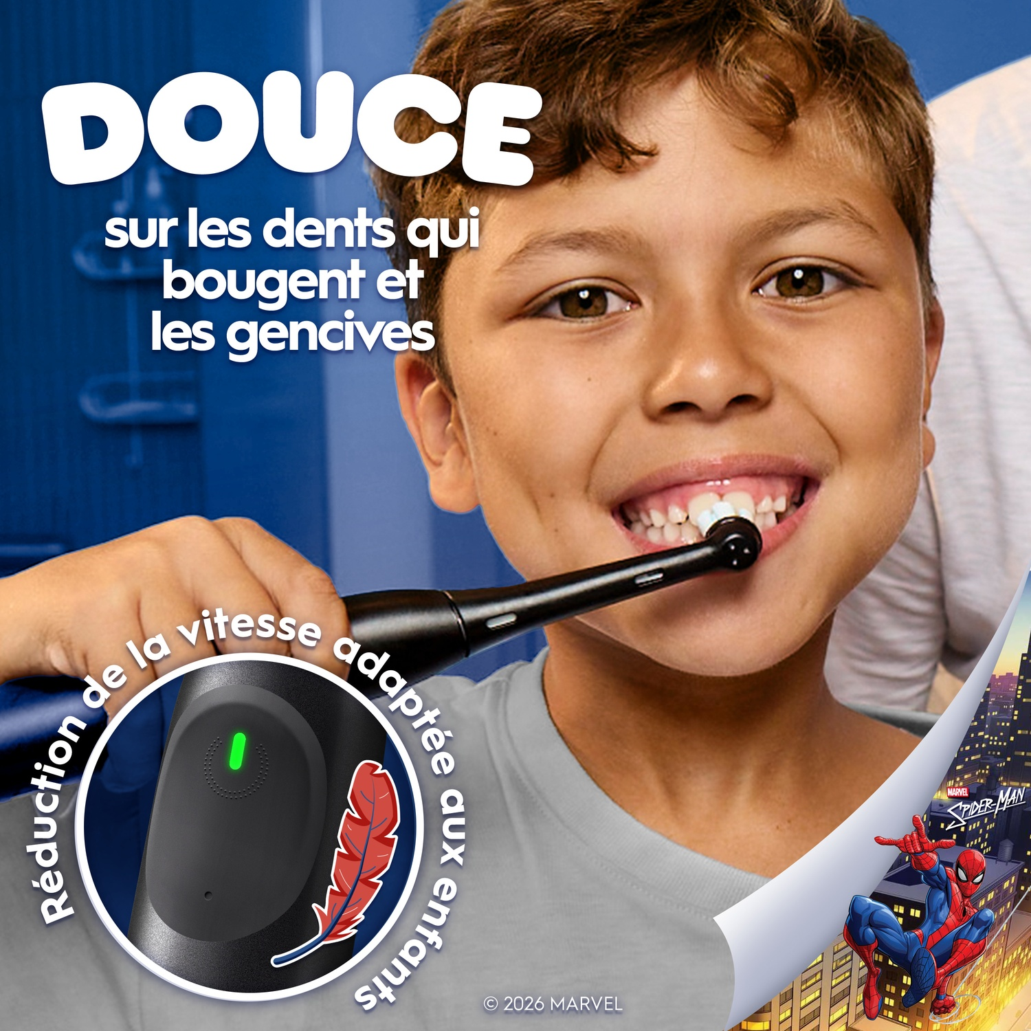 Un garçon utilise une brosse à dents électrique Spiderman. Doux pour les dents et gencives.
