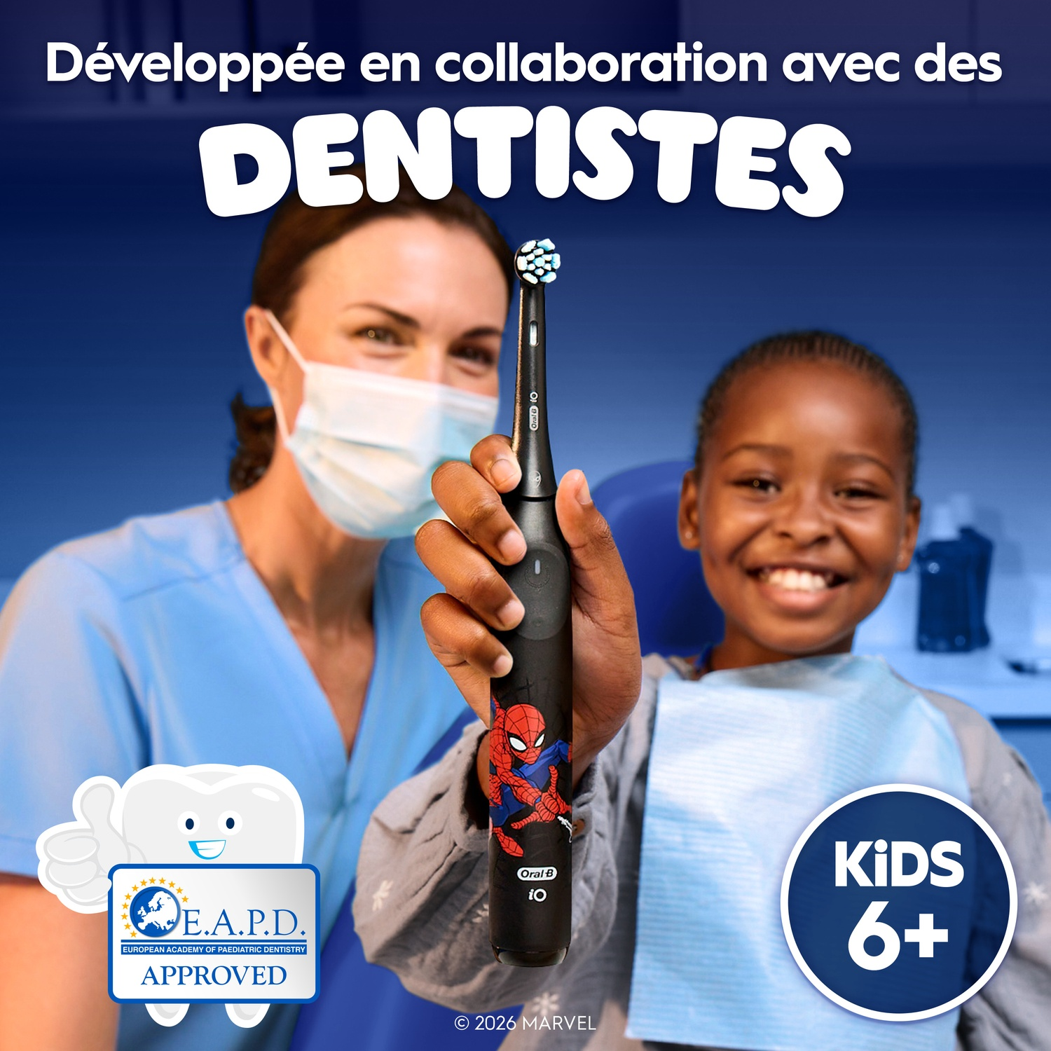 Un dentiste tient une brosse Oral-B iO noire avec Spiderman. Un enfant sourit.