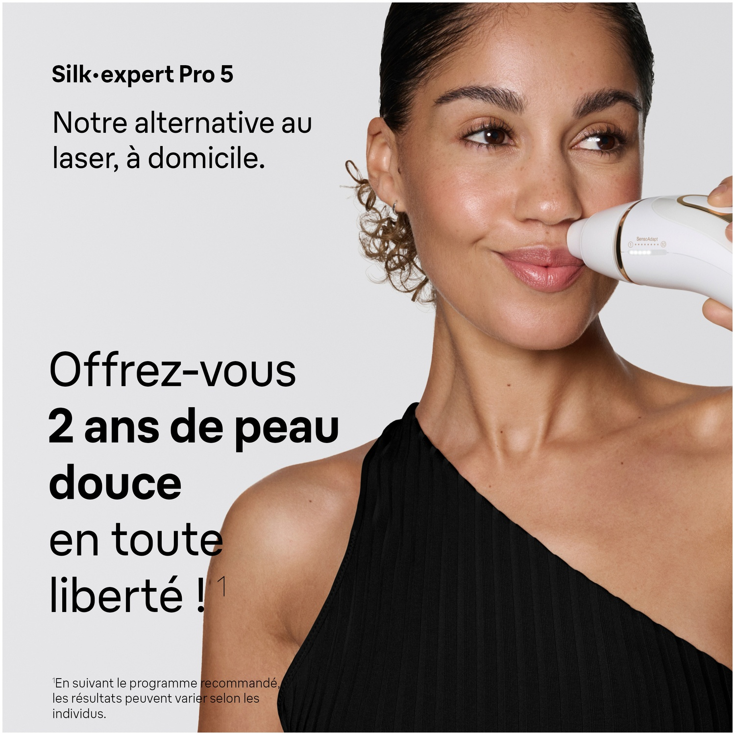 Une femme utilise un appareil d'épilation IPL sur son visage.