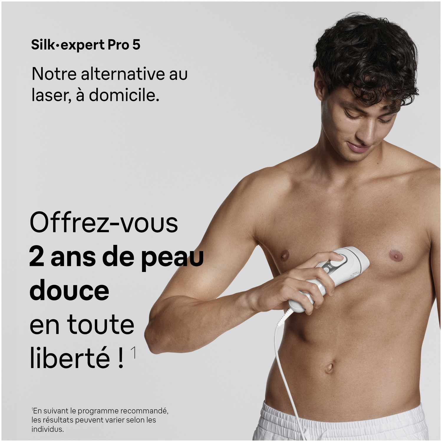 Un homme utilise un appareil d'épilation IPL sur son torse. Texte : Silk-expert Pro 5.