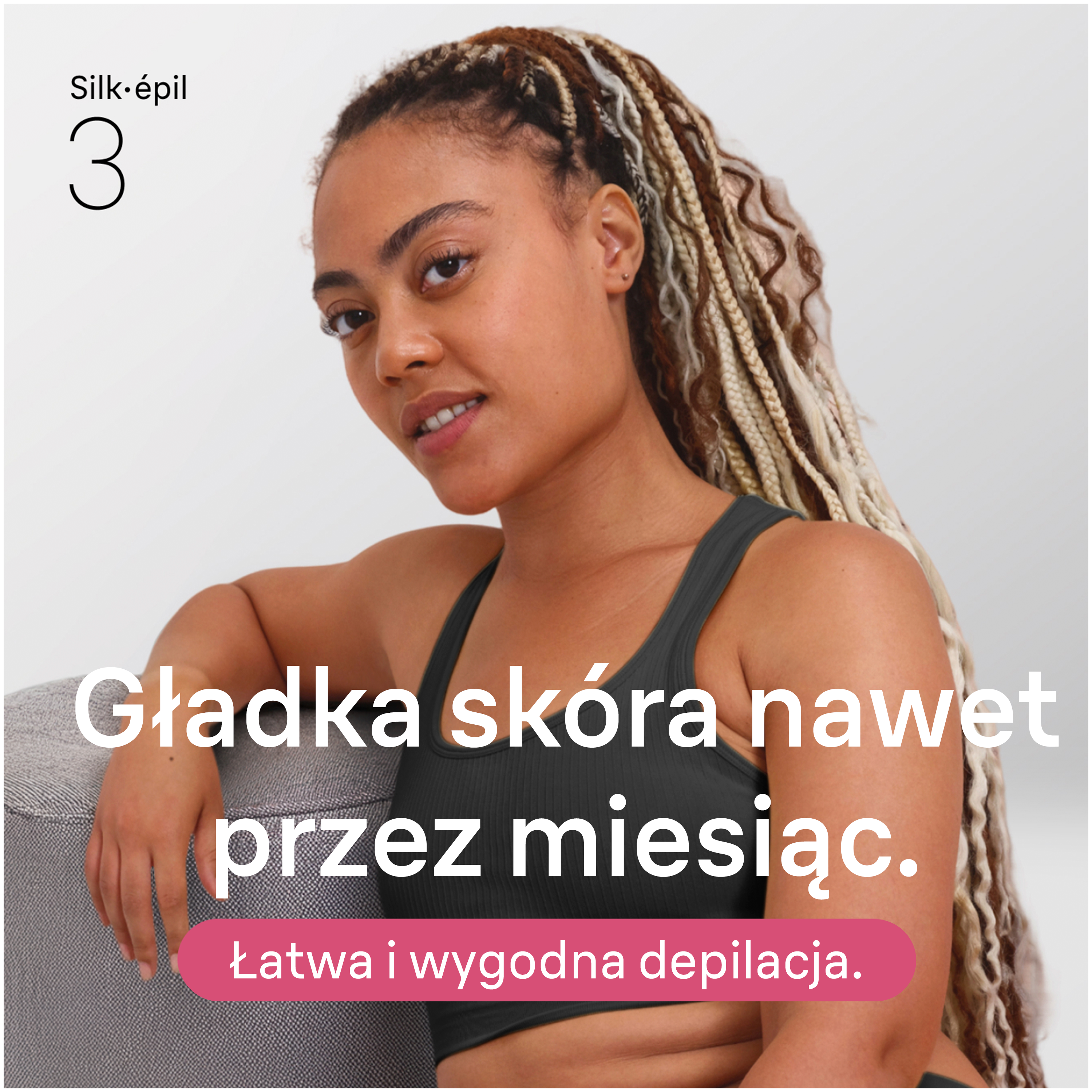 Kobieta z warkoczami w sportowym biustonoszu. Tekst: Gładka skóra przez miesiąc.