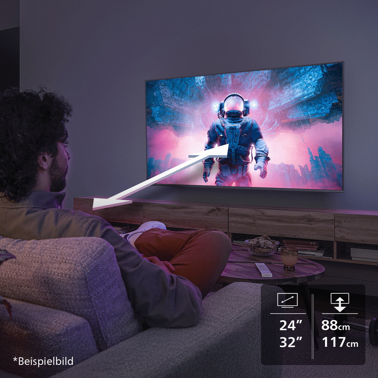 Mann sitzt auf Sofa und schaut auf einen Fernseher mit Astronautenbild.