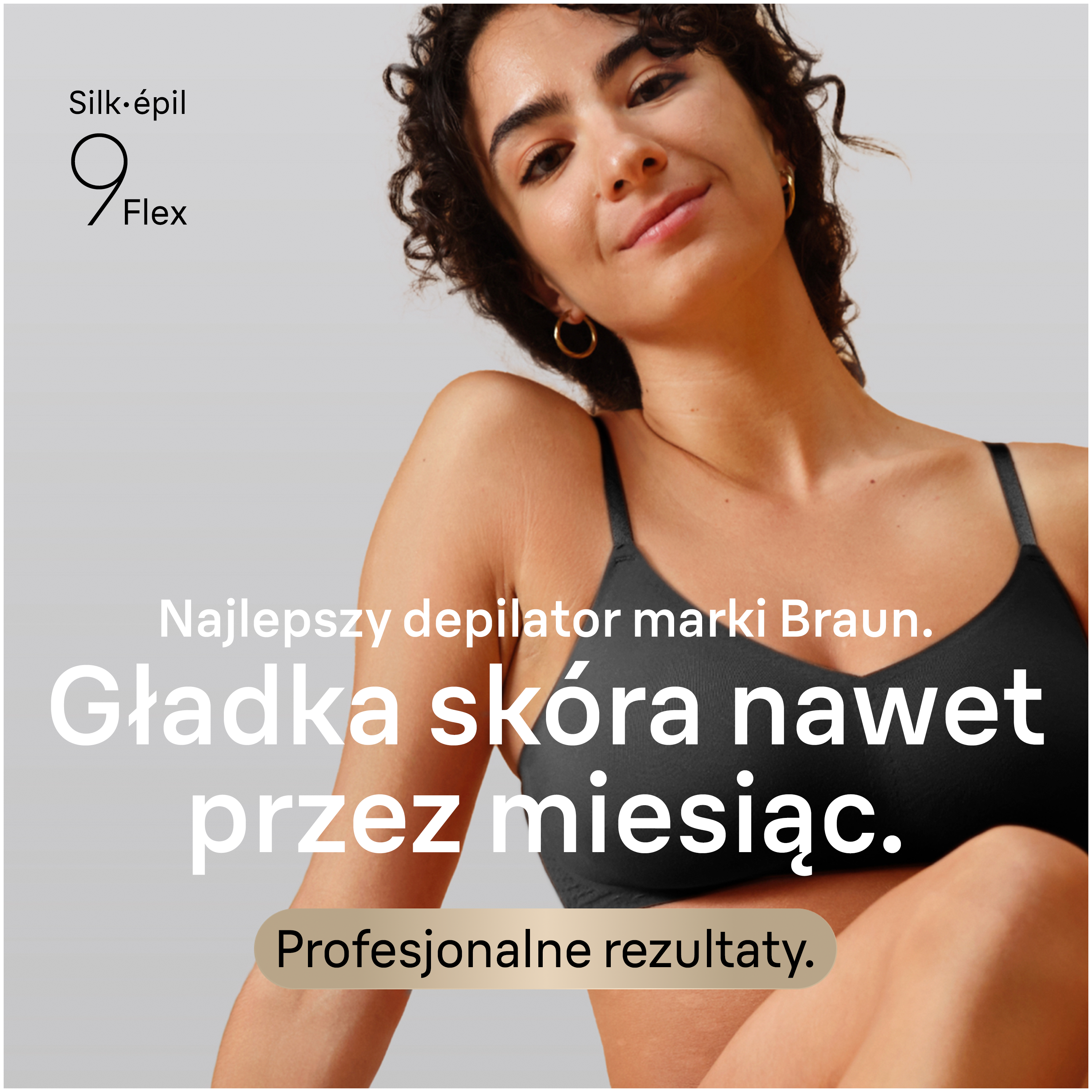 Kobieta z ciemnymi włosami w czarnym biustonoszu, uśmiechnięta. Tekst: Silk-épil 9 Flex.