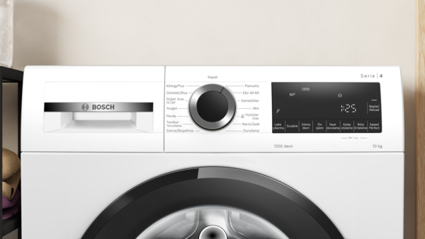 Siyah kontrol panelli beyaz Bosch Seri 4 çamaşır makinesi.