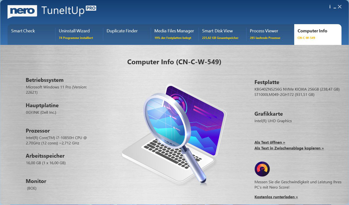 Ein Laptop mit Lupe zeigt Computerinformationen, Windows 11, Intel i7 Prozessor, 16GB RAM.