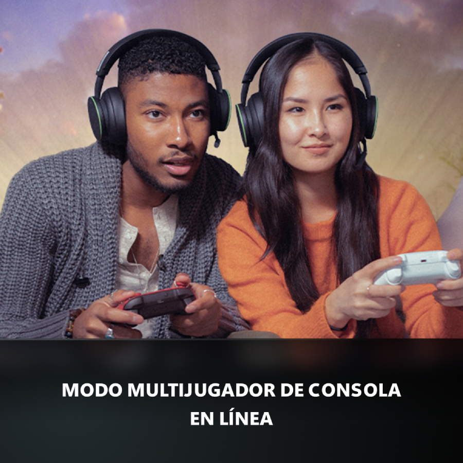 Un hombre y una mujer con auriculares juegan videojuegos con mandos.