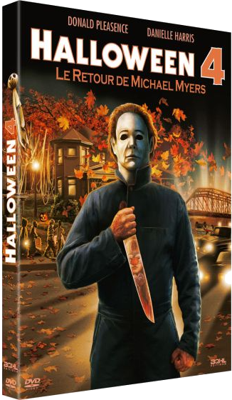 Michael Myers avec couteau devant maison et pont la nuit. Feuilles d'automne dans la rue.