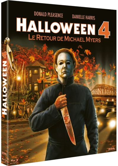 Michael Myers tient un couteau, avec une maison et des voitures à l'arrière-plan.