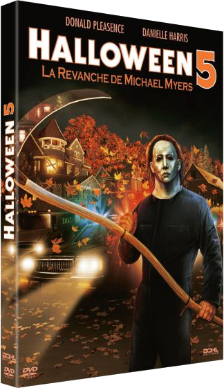 Michael Myers avec une faux se tient devant une maison en automne. Véhicule SWAT en arrière-plan.